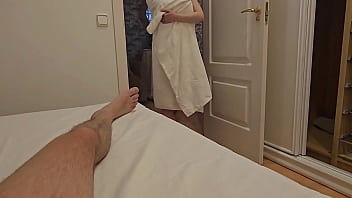POV: Моя девушка выходит из душа мокрая и хочет, чтобы ее жестко трахали, пока она не кончит!