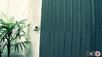 Um estranho na rua enfia um vibrador em mim e então fazemos sexo lésbico.