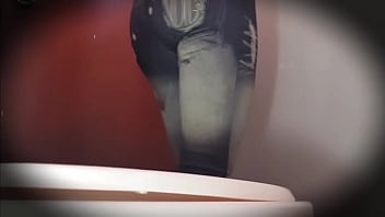 Мой учитель тайно снял мою киску, а потом я позволила ему трахнуть меня.