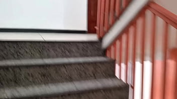 Зрелая мачеха приглашает меня в отель, потому что ей нужна помощь с чем-то.