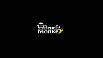 BENEFIT MONKEY: Я не могу устоять перед Кэти Роуз в халате, и у нас безумный секс