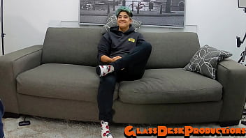 그녀는 일종의 그들/그들 같은 존재이지만, 그녀가 카메라에서 자지를 위해 보지를 열 것이기 때문에 누가 신경쓰겠어요?