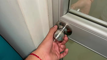 Мой парень звонит мне, когда я собираюсь спать, мой двоюродный брат приходит, чтобы согреть меня.