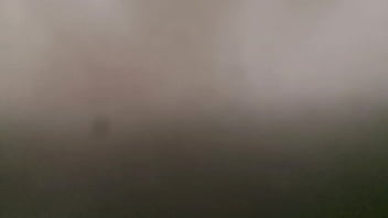 静かにして！両親は隣にいるのよ