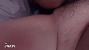 인도네시아 포르노 - 호색한 큰 가슴 아내 바람피우는 바람을 피우고 남편이 다른 방에서 쉬고 있는 동안 옆집 남자가 그녀의 털이 많은 보지와 섹스할 수 있게 합니다.