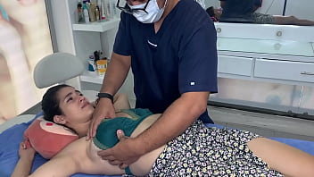 Consulta com dermatologista termina em sexo caseiro com MILF gostosa de peitos enormes