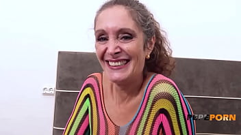 Седые волосы GILF Mavi Burbujita вернулись для большего количества коллагена. Тули этого вам не избежать!