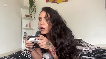 Моя непослушная сводная сестра отобрала у меня Xbox, поэтому я трахаю ее вместо того, чтобы продолжать играть - ИСПАНСКОЕ ПОРНО