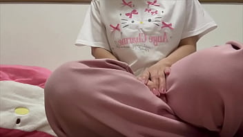 [Хлюпанье не прекращается...] 3 часа ночи — это время, когда мне больше всего хочется мастурбировать... Я выделяю много похотливого сока.