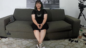 太ったアジア人は興奮しすぎてカメラの前で両方の穴にチンポを入れたがる