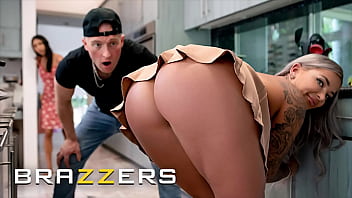 BRAZZERS - Шлюховатый шеф-повар Хейли Дэвис трахается с мужем своей лучшей подруги и портит их юбилейный ужин