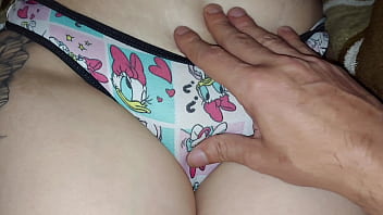 Xxx Моя падчерица показывает мне свои новые трусики, которые пахнут богато и вкусно