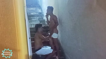 Два парня с большими членами трахаются на лестнице фавелы, полностью в красном