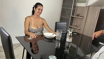 MA BELLE-MÈRE M'INVITE À DÉJEUNER POUR MANGER MA BITE AVEC TOUTES LES COUILLES