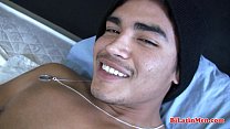Latino si masturba dal suo grosso cazzo non tagliato