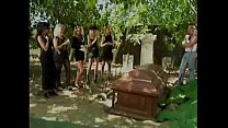 Heiße Witwe auf den Friedhof nageln