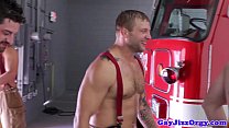 Orgie mit dem muskulösen Feuerwehrmann Colby Jansen