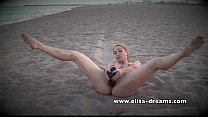 Desnudo y sucio con mi enorme sextoy negro en la playa