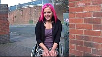 Leah Caprice amarrada a cadeira de rodas no Reino Unido piscando e nudez ao ar livre