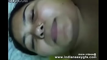 Bhabhi de tetas grandes desnuda exponiendo sus tetas jugosas en video de sexo indio - indiansexygfs.com