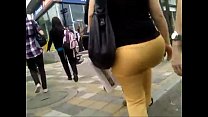 culona pantalon amarillo embarrado
