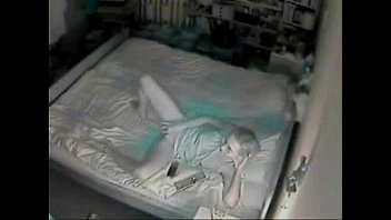 Моя мама мастурбирует на кровати, застукала перед скрытой камерой