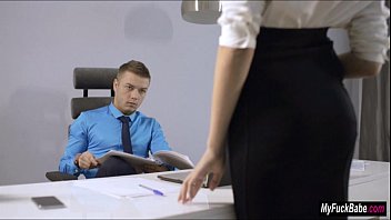 Сексуальная секретарша Шери Ви соблазняет своего босса и трахается с ним